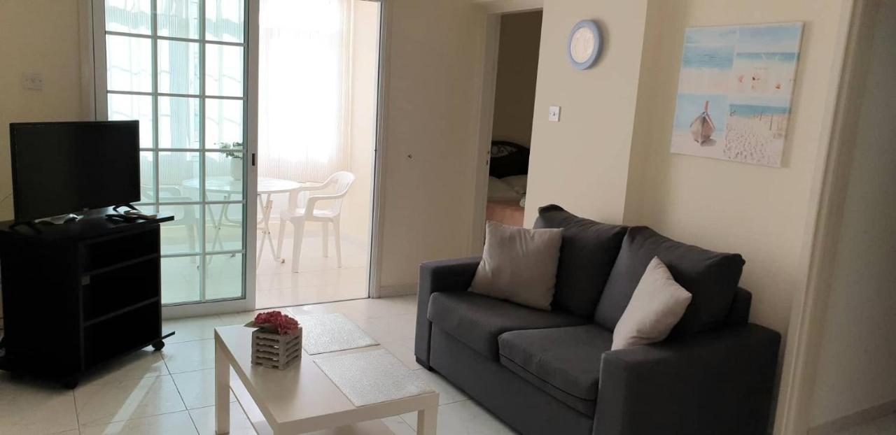 104 Frixos Roula Court Daire Larnaca Dış mekan fotoğraf